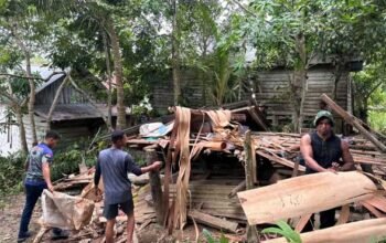 Satgas TMMD 127 Mulai Bongkar RTLH Warga di Desa Durjela 2 Satgas TMMD 127 Bongkar RTLH Warga
