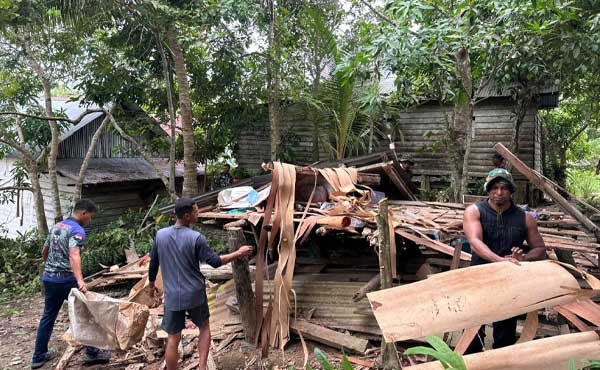 Satgas TMMD 127 Bongkar RTLH Warga