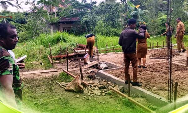 Dinas Perkim Aru Tinjau Langsung Progres TMMD 127 di Siwalima 1 Satgas TMMD 127 Dinas Perkim Aru Tinjau