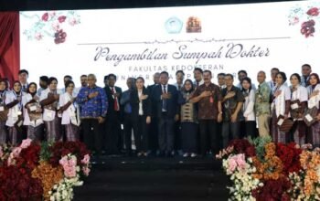 Hadiri Pengambilan Sumpah 71 Dokter Baru Unpatti, Wagub Vanath Ucap Selamat