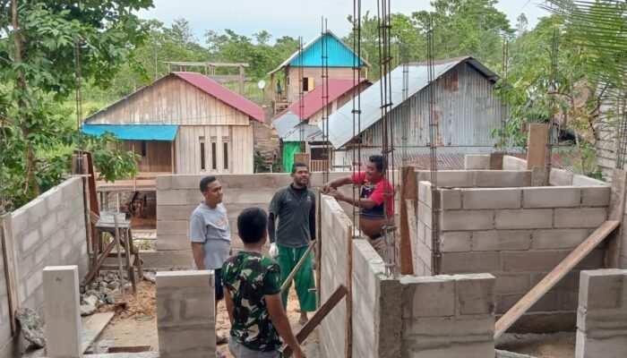 Hari Libur Tetap Gas! Satgas TMMD 127 Kebut Pembangunan RLH di Durjela