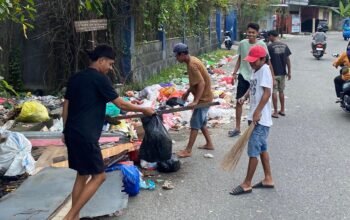 Pemuda Waiyari Desa Suli Gelar Bakti Bersih, Kutuk Aksi Pembuangan Sampah Ilegal