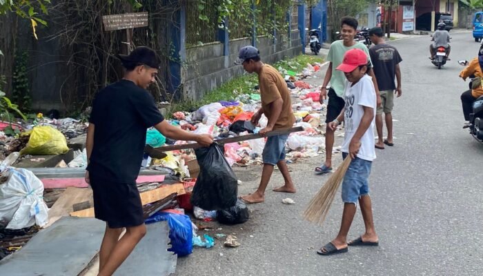 Pemuda Waiyari Desa Suli Gelar Bakti Bersih, Kutuk Aksi Pembuangan Sampah Ilegal
