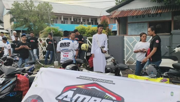 Komunitas Mio M3 Ambon Berbagi Takjil di Kawasan Patung Leimena  ‎