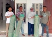 Peduli Umat: Legislator DPRD Maluku Bantu 3 Karpet Sholat di Masjid Lorong Putri