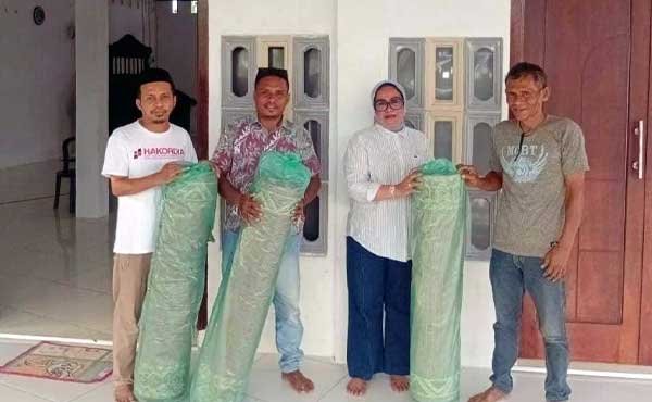 Peduli Umat: Legislator DPRD Maluku Bantu 3 Karpet Sholat di Masjid Lorong Putri 1 Nita bin Umar Bantu 3 Karpet Sholat