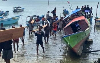 Satgas TMMD 127 Turunkan Material dari Kapal