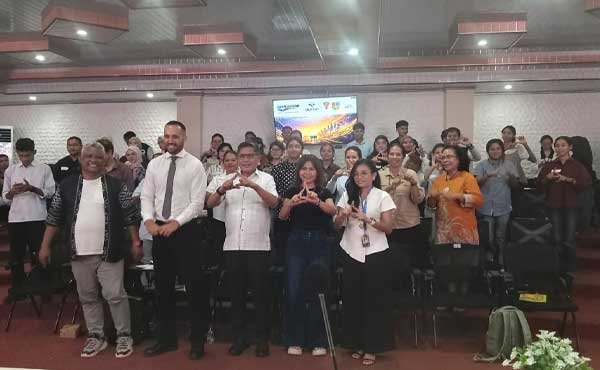 Wali Kota Ambon Berbagi Cerita di SPOTLIGHT 1.0 LIGHT UP Academy   