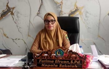 Fatima Efruan Kepala SMAN 3 Aru