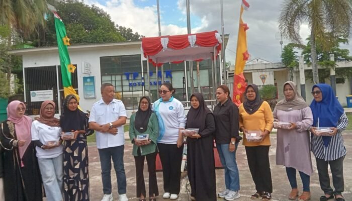 Majelis Taklim Al Madinah dan TP PKK Ambon Bagikan Daging Kurban untuk 250 Keluarga