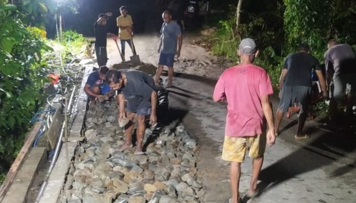 GAMKI Ambon Soroti Jalan Hatalai–Naku Rusak Parah, Warga dan Sopir Angkot Terpaksa Swadaya Perbaiki Jalan