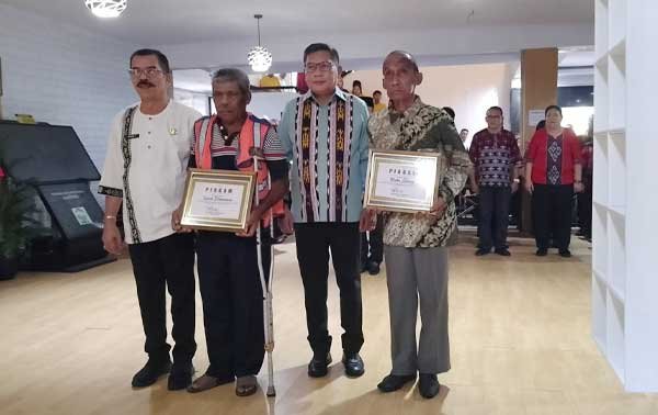 Pemkot Ambon Beri Penghargaan ke 2 Warga