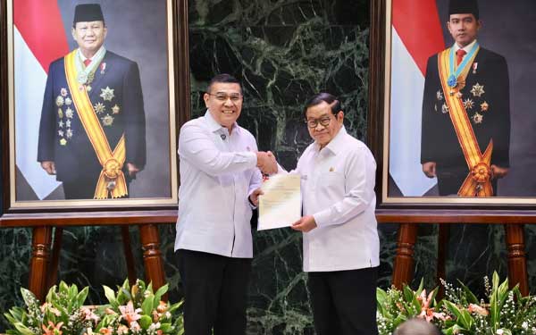 BPN Rilis Wamen Ossy serah Sertipikat ke Gub JKT