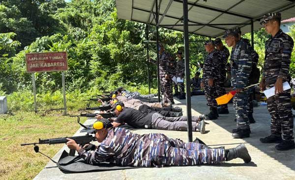 Asah Naluri Tempur, Lanal Aru Latihan Menembak di Lapangan Jar Kabaresi 1 Lanal Aru Latih Tempur