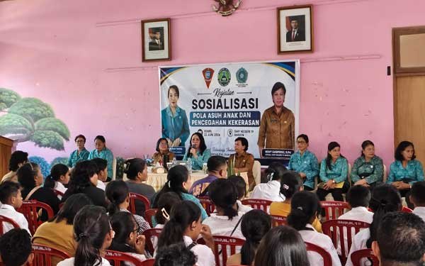 Di SMPN 19 Ambon, Lisa Wattimena Kampanyekan Pola Asuh dan Perlindungan Anak