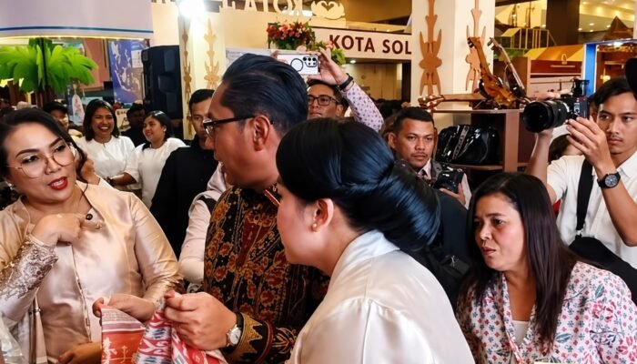 Wali Kota Medan Tinjau Produk Unggulan Dekranasda Kota Ambon di APEKSI 2026