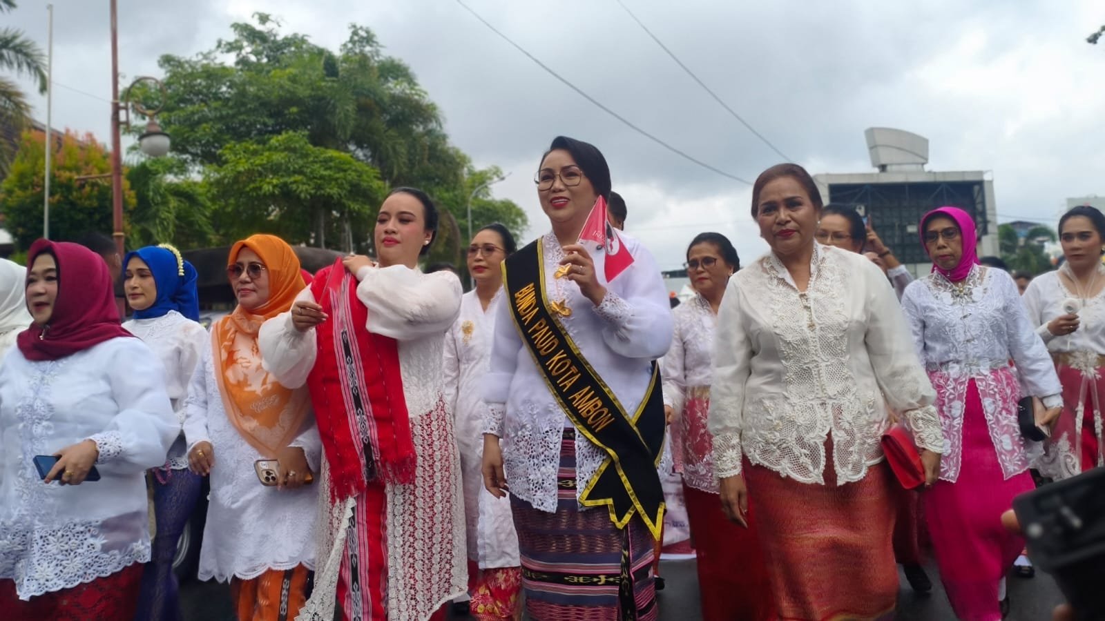 Ribuan Warga Semarakkan Parade Kebaya Ambon, PIM Maluku Bidik Rekor MURI dan Status Warisan Budaya Takbenda 2 IMG 20260725 WA0042