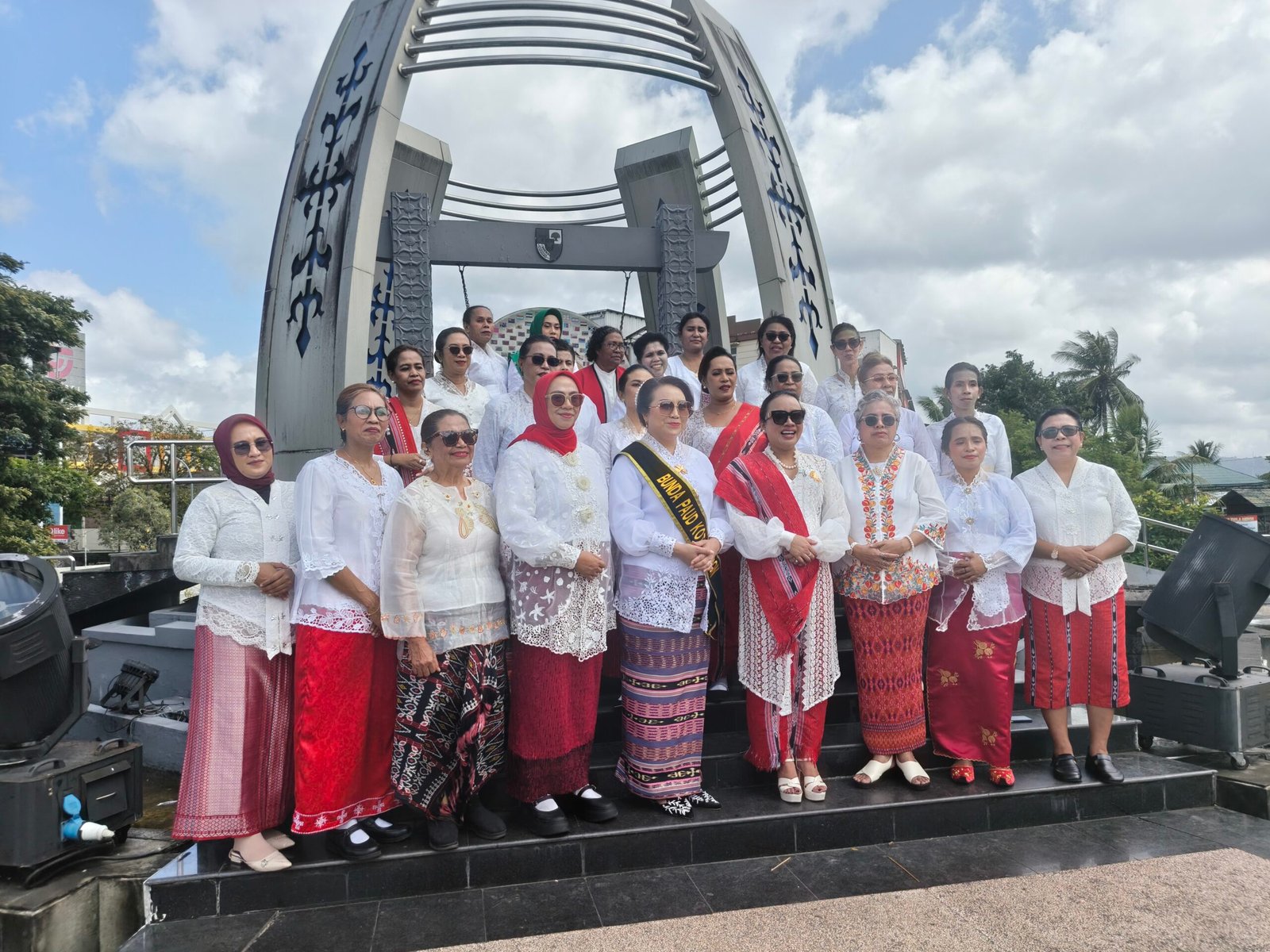 Ribuan Warga Semarakkan Parade Kebaya Ambon, PIM Maluku Bidik Rekor MURI dan Status Warisan Budaya Takbenda 1 IMG 20260725 110850 873 scaled