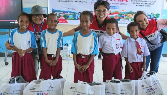 Pertamina Hadir di Pelosok Papua, Bagikan Seragam dan Perlengkapan Sekolah untuk Siswa Doromena