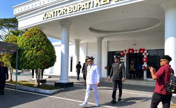 Kantah Aru hadiri HUT 81 RI di Kantor Bupati2