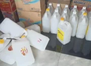 jerigen kosong disimpan di kios
