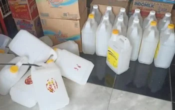jerigen kosong disimpan di kios