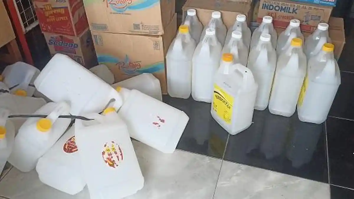 jerigen kosong disimpan di kios