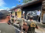 Satpol PP Bongkar Lapak Tutupi Trotoar di Tihu, Satu Anggota Terkena Lemparan Batu