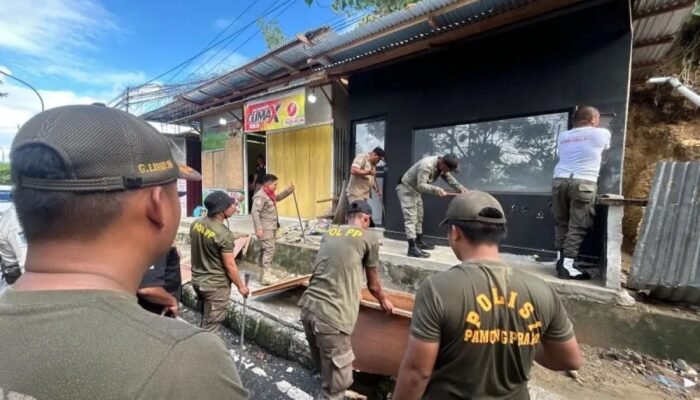 Satpol PP Bongkar Lapak Tutupi Trotoar di Tihu, Satu Anggota Terkena Lemparan Batu