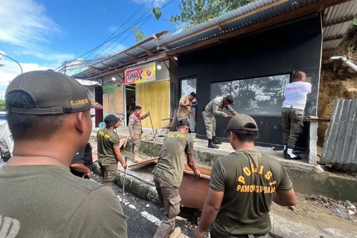Satpol PP Bongkar Lapak Tutupi Trotoar di Tihu, Satu Anggota Terkena Lemparan Batu 1 81c9a38d 6349 4c82 bc19 33413f3cf8e1.jpeg
