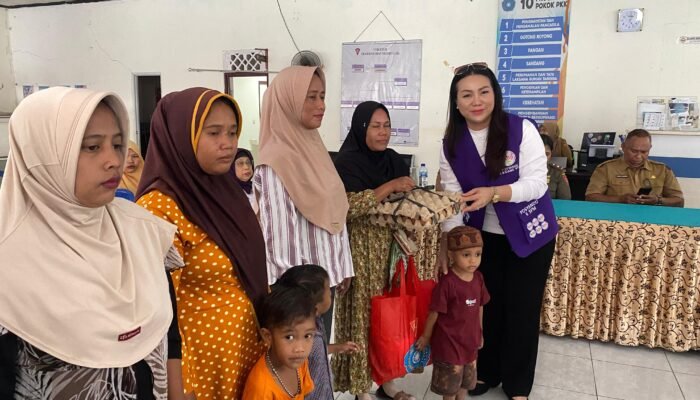 Kunjungi Laha, Lisa Wattimena Salurkan Bantuan untuk 43 Anak Stunting