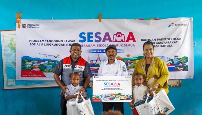 Pertamina Salurkan 105 Paket Perlengkapan Sekolah untuk Murid Prasejahtera di Sentani
