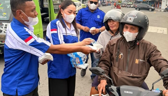 GAMKI Ambon Bergerak di Tengah Kabut Asap, 1.500 Masker dan 1.000 Air Mineral Dibagikan