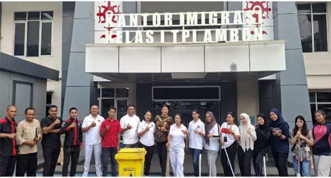 Imigrasi Ambon Kerja Bakti Bagikan Masker