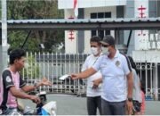 Imigrasi Ambon kerja bakti Bagikan masker2