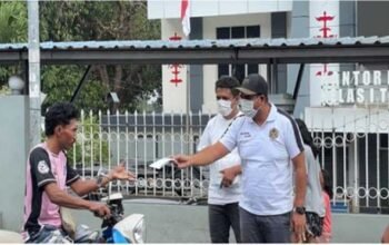 Imigrasi Ambon kerja bakti Bagikan masker2