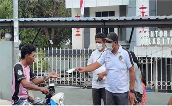 Imigrasi Ambon kerja bakti Bagikan masker2