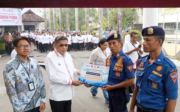 Walkot BW Asuransi Jasindo Bantu Damkar Ambon Masker